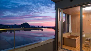 山口「はぎ温泉」の夕景スポットに建つ、水辺の別荘旅館