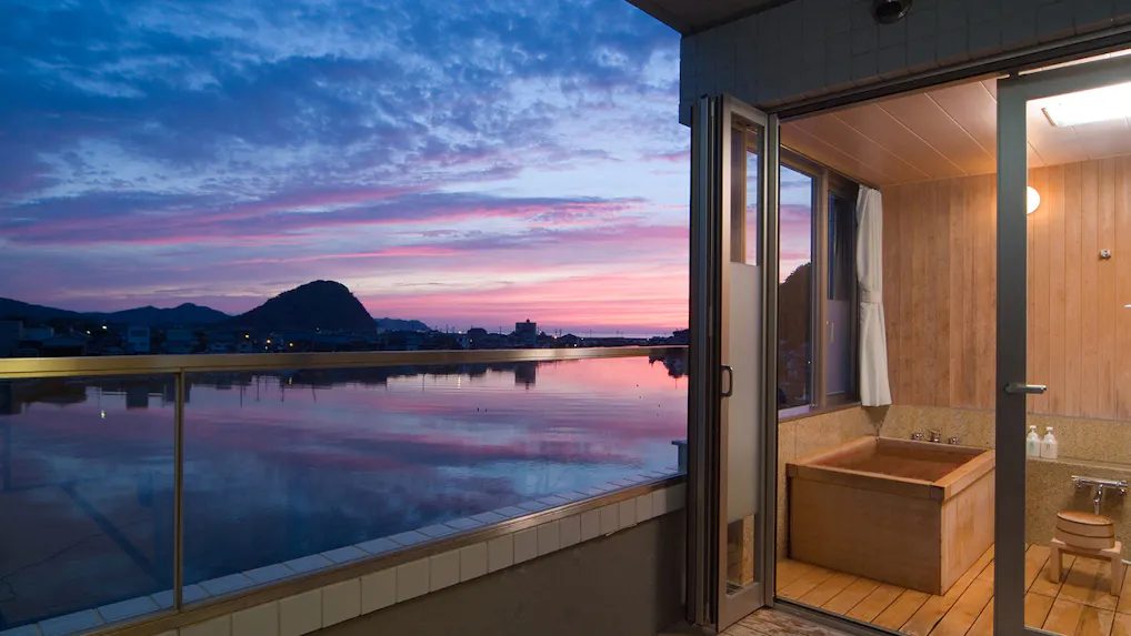 山口「はぎ温泉」の夕景スポットに建つ、水辺の別荘旅館