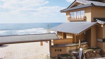 日本海ギリギリに立つ宿で、贅沢な越前ガニ三昧の温泉宿
