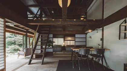 都心から2時間、人口700人の村を一つのホテルにした宿