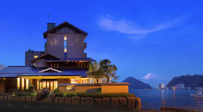 駿河湾越しの富士山を一望できる、伊豆の絶景温泉宿