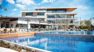 リビエラ逗子マリーナに建つ、全室スイートのスモールラグジュアリーホテル