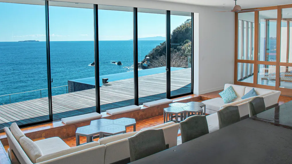 海の景色と波音に癒されるオーシャンフロントのリゾートホテル5選