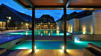 別府湾を望む、海と木々の緑に包まれた温泉リゾート