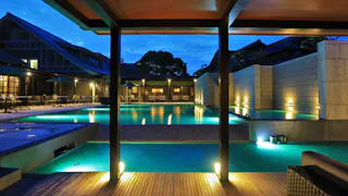 別府湾を望む、海と木々の緑に包まれた温泉リゾート