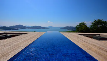 東洋のエーゲ海を見下ろす絶景リゾート