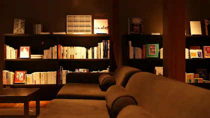 ライブラリーと温泉でおこもりステイを愉しめる宿5選