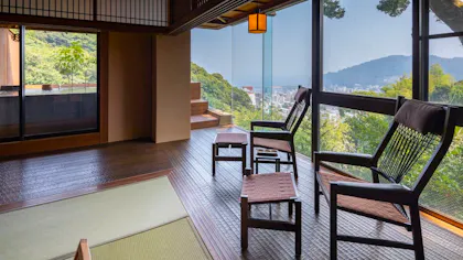 熱海の高台から街と海を望む全室露天風呂付きの温泉旅館