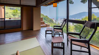 熱海の高台から街と海を望む全室露天風呂付きの温泉旅館
