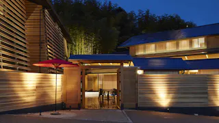 愛媛・道後温泉で木の温もりと生湯に包まれる10室のみの宿