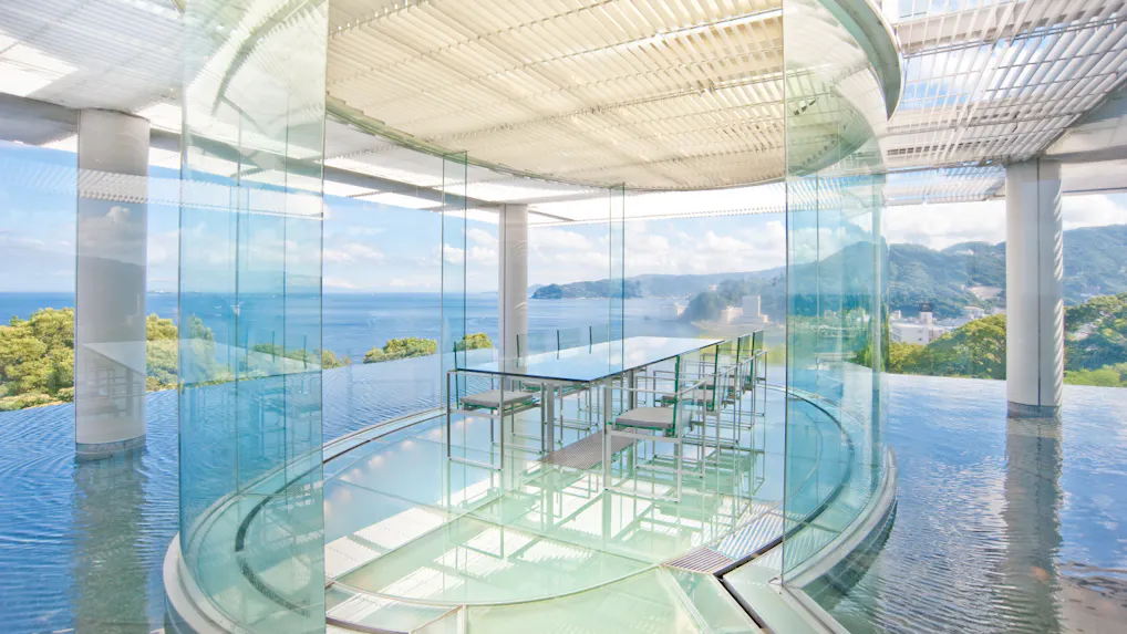 オーシャンビューと美食を堪能できるラグジュアリー宿5選