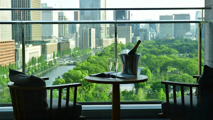 お部屋のバルコニーでリゾート気分を楽しめる東京のラグジュアリーホテル