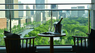お部屋のバルコニーでリゾート気分を楽しめる東京のラグジュアリーホテル