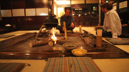 囲炉裏を囲んで古き良き和の空間が愉しめる宿5選