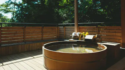 東京から2時間、露天風呂付き離れで部屋食が楽しめるおこもり宿