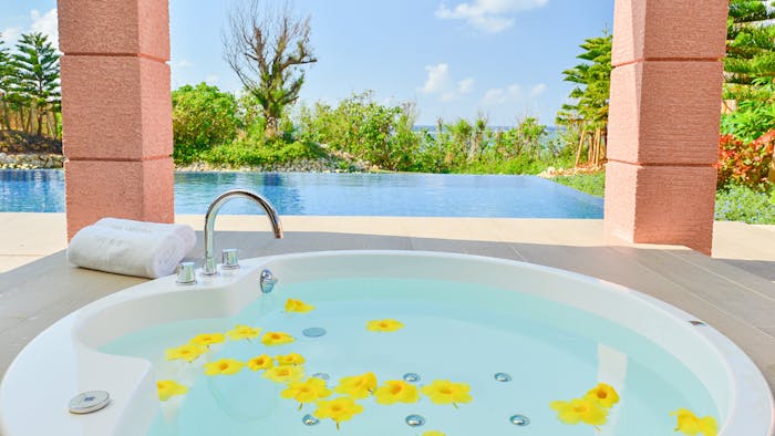 沖縄でプライベートプールと露天ジャグジーを楽しめるリゾートヴィラ5選 一休コンシェルジュ