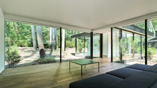 1日5組限定、軽井沢の森に囲まれた全面ガラス張りの一棟貸しヴィラ