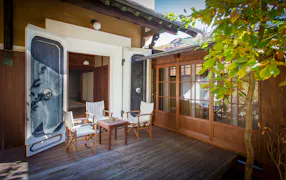 長野の秘湯に癒される1日7室のモダンな古民家宿