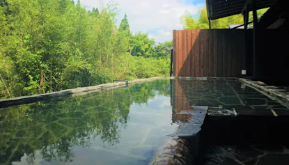 開放感たっぷり！大きな湯船が自慢の露天風呂付客室がある温泉宿6選