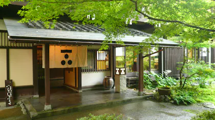 石川の由緒ある神社に佇む、山と川の料理を味わう囲炉裏の宿