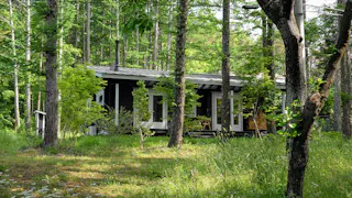 八ヶ岳の自然と木の香りに包まれる一棟貸しの北欧風ログハウス