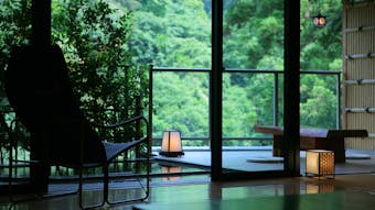 石川・山中温泉にあるカニ料理が自慢の宿で渓谷美に癒される