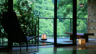 石川・山中温泉にあるカニ料理が自慢の宿で渓谷美に癒される