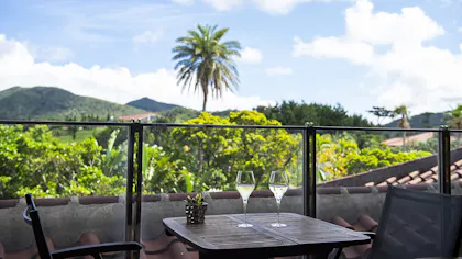 自然豊かな沖縄の景色と洗練されたサービスが体験できる「ザ・リッツ・カールトン沖縄」のクラブラウンジの魅力