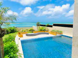 オーシャンビューの絶景を独り占めする一棟貸切の宿　沖縄編