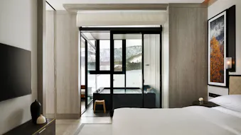 客室で温泉が楽しめるニセコのリゾートホテル