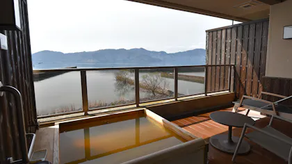 【取材】一面に広がる琵琶湖の絶景が自慢！全室半露天風呂付の温泉宿