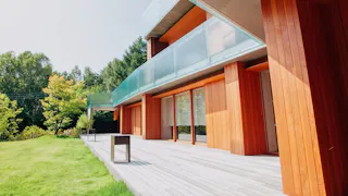 「小淵沢アート＆ウエルネス」の一角に佇む2室のラグジュアリーヴィラをご紹介