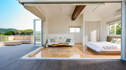 都心から約1時間、オーシャンビューの絶景と異国情緒を楽しむ一棟貸切の宿