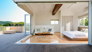 都心から約1時間、オーシャンビューの絶景と異国情緒を楽しむ一棟貸切の宿