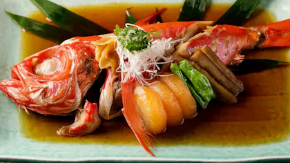 伊豆の名産・金目鯛を部屋食で味わう、露天風呂付客室のある温泉宿