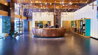 【取材】歴史的建造物を活かした「エースホテル京都」で、アートや音楽に彩られた空間を徹底取材！