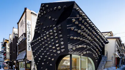 2022年3月開業！草津温泉の湯畑を望む、隈研吾氏が手掛ける1日1組限定の温泉宿