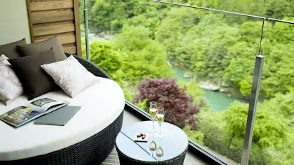 お部屋から涼やかな川の流れを望む、渓流沿いの温泉宿　東日本編