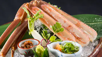 タグ付カニをお部屋食で楽しめる、露天・半露天風呂付客室がある温泉宿