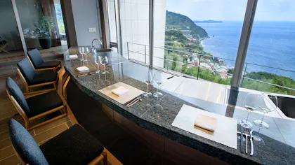 お部屋でオーシャンビューの絶景と食事を楽しめる宿5選