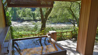 【取材】リピーターが絶えない金沢の温泉宿で、美しい渓流と里山の自然に癒される