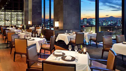 高層階のレストランで夜景とともに食事を楽しめるラグジュアリーホテル4選
