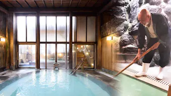 草津温泉に佇む老舗旅館「奈良屋」に聞く、あなたの知らない「湯守」の世界