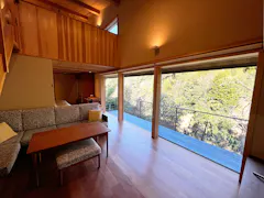 【取材】京都・東山の木々に包まれるように建つ、贅沢な一棟貸し