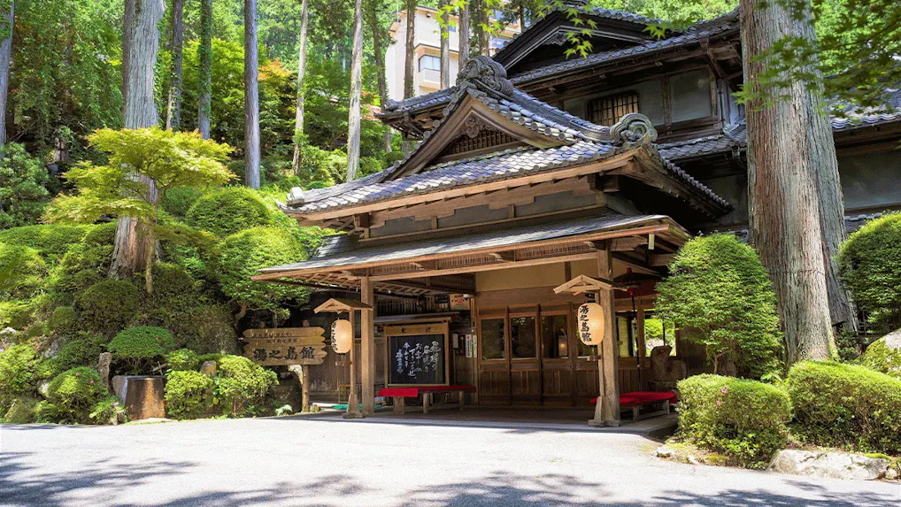 約100年の歴史を持つ登録有形文化財で、下呂温泉「美人の湯」を堪能できる名宿