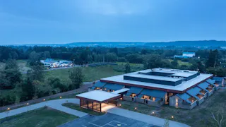 北海道・十勝川のそばに佇む、全室露天風呂付離れの温泉宿