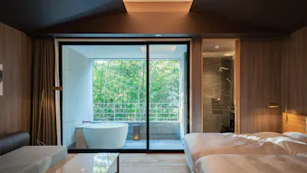 湯河原の森に佇む、全室露天風呂付のモダンな温泉旅館