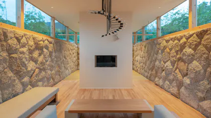 三重の美術館のような温泉露天風呂付ヴィラで、アートに触れる滞在