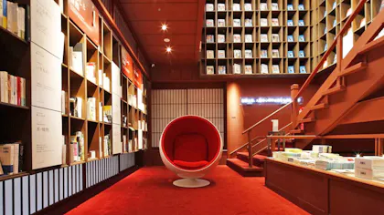 ブックディレクター・幅允孝氏が選書した、こだわりの本に出会える宿5選