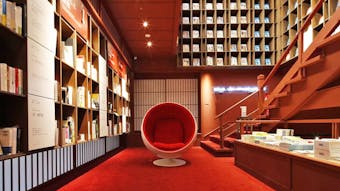 ブックディレクター・幅允孝氏が選書した、こだわりの本に出会える宿5選